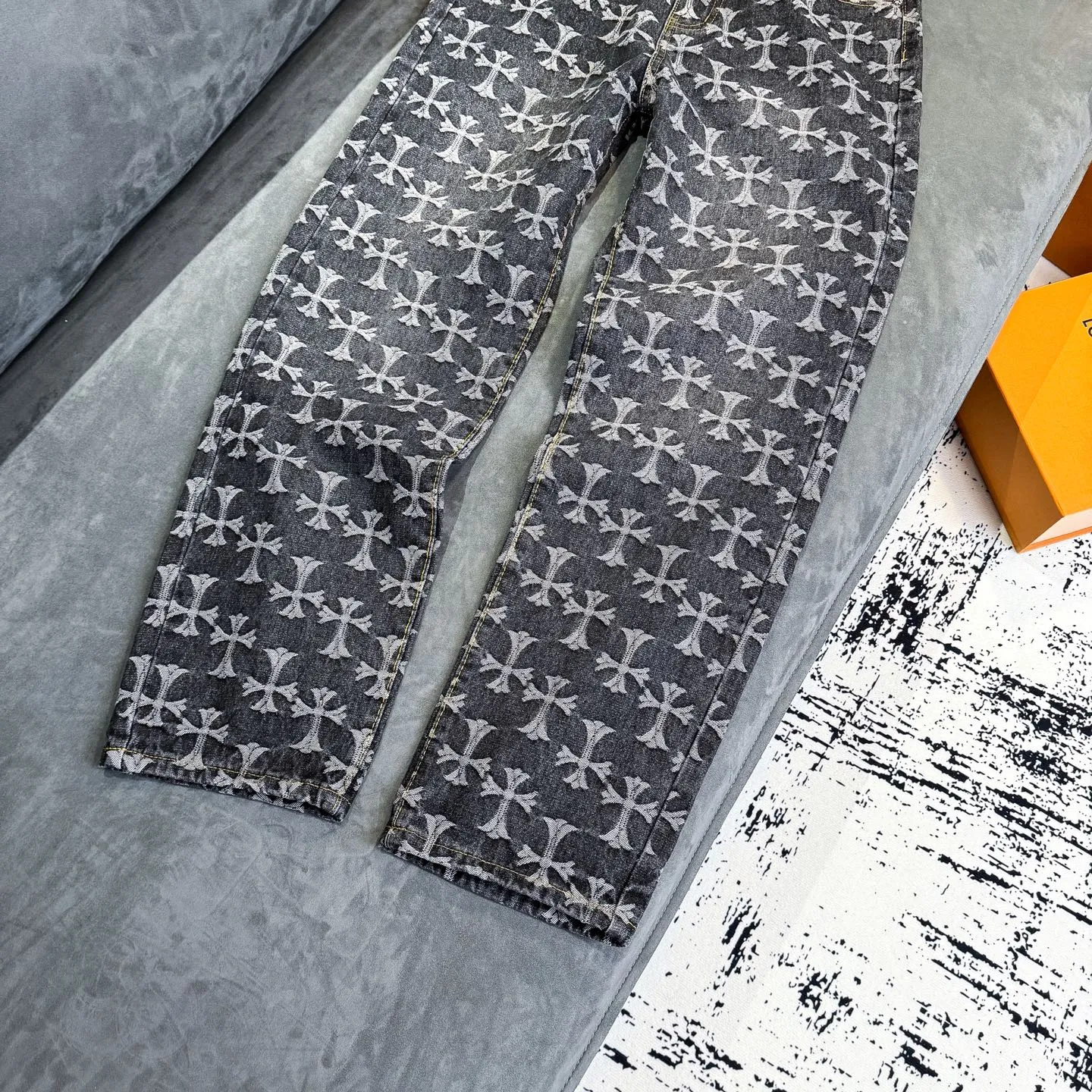 P220 [Black] Chrome Hearts｜Chrome Hearts CH all-over jacquard bootcut jeans - the same style as those of Internet celebrities. Cross-printed jeans, with unique cross design elements and all-over printing, full of design. It is made of 100% denim cotton fabric with heavy coarse yarn count, which ensures a stiff and tough silhouette while being soft, comfortable and breathable. The lapel is designed with silver buttons and is full of texture.  The classic dark yellow cross logo is all over the pants. They are generous and full of personality without being exaggerated. They are perfect for spring and summer!    Custom hardware! Same style for couples!  The three standards are complete, and the non-market version of the same style for men and women is free to compare and the quality is absolutely guaranteed. Size: 28/30/32/34/36 (s-xxl) Waist: 72/77/82/87/92 Knee: 55/56.5/58/59.5/61 Pants length: 103.5/110.5/107.5/109.5/111.5